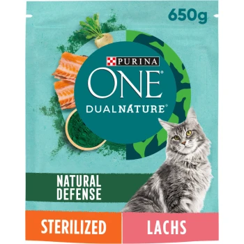 Verpackung von Purina ONE Dual Nature Katzenfutter mit einer grauen Katze, Lachs und grünen Zutaten, beschriftet "Natürlicher Schutz", "Sterilisiert" und "Lachs."