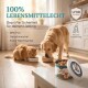 Bild von verschiedenen Haustierfutterbehältern, die auf einem Tisch ausgestellt sind, mit bunten Etiketten mit Cartoon-Tieren und Text in Deutsch über Größen und Designs.