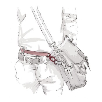Eine Skizze einer Person, die ein weißes Hemd und Jeans trägt und eine graue Tasche mit einem roten Riemen, der an ihrem Gürtel befestigt ist, trägt.