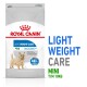 Royal Canin Light Weight Care hondenvoerzak, 10 kg, voor mini-rassen, met een afbeelding van een hond en tekst die de voordelen van gewichtsbeheer benadrukt.