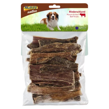 Un sac en plastique transparent rempli de bandes de gorges de bœuf séchées, étiqueté "Rinderschlund" et "Beef Throats" en allemand et en anglais, avec un label d'assurance qualité.