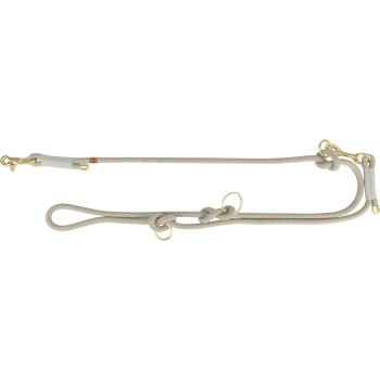 Eine hellgraue Hundeleine aus strapazierfähigem Seil, mit goldenen Metallclips und Ringen zur Befestigung, flach auf einem weißen Hintergrund ausgelegt.