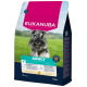 Sac de nourriture Eukanuba avec schnauzer sur l'herbe, grand logo « EUKANUBA », étiquette « ADULT », tailles S M L XL, 7,5 kg.