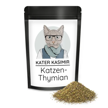 Schwarzer wiederverschließbarer Beutel mit illustriertem Katzenetikett, Text 'KATER KASIMIR' und 'Katzen-Thymian', davor ein Haufen getrockneter Kräuter