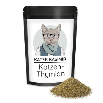 Schwarzer wiederverschließbarer Beutel mit illustriertem Katzenetikett, Text 'KATER KASIMIR' und 'Katzen-Thymian', davor ein Haufen getrockneter Kräuter