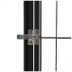 Nahaufnahme eines schwarzen Haustiertores mit einem silbernen Riegelmechanismus, entworfen, um Haustiere in einem bestimmten Bereich zu sichern.