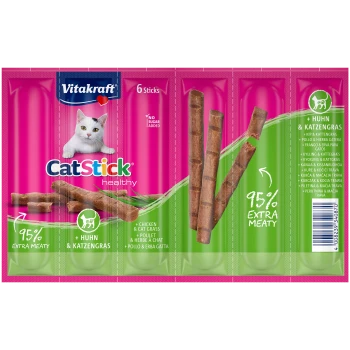 Opakowanie Vitakraft CatStick pokazuje zabawnego kota i sześć "95% Extra Meaty" patyków z kurczakiem i trawą dla kotów.