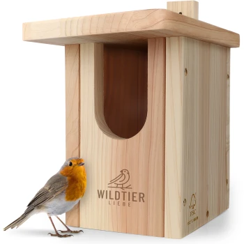 Rotkehlchen Nistkasten Ein hölzernes Vogelhaus mit einem runden Eingang, das das Logo 'WILDTIER LIEBE' zeigt und einen kleinen Rotkehlchen daneben stehen hat.