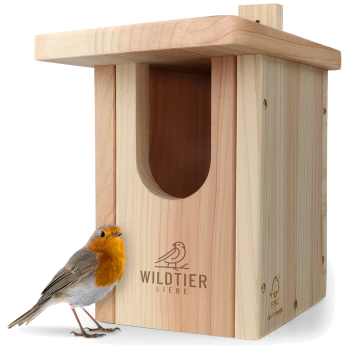 Ein hölzernes Vogelhaus mit einem runden Eingang, das das Logo 'WILDTIER LIEBE' zeigt und einen kleinen Rotkehlchen daneben stehen hat.
