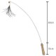 Katzenspielzeug-Stab mit einem flexiblen Draht und federähnlichen Anhängern, mit einem Holzgriff; Abmessungen: 80 cm Länge, 10 cm Breite.