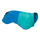 Ein bunter Hunderegenmantel in Blau und Türkis, mit dem Markennamen "RUFFWEAR" an der Seite und einer Tasche auf der Rückseite.