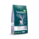 Sac de nourriture pour chat biologique Yarrah avec un chat noir et blanc, étiqueté "Recette sans blé stérilisée," avec 35% de protéines et 11% de matières grasses.