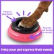 Une patte de chien appuyant sur un bouton de communication rose avec des instructions textuelles : "Appuyez pour lire !" et "Appuyez sur le bouton rouge pour enregistrer !"