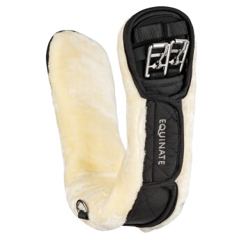 Schwarzer Reitgurt mit weichem cremefarbenem Fleecefutter, mit silbernen Schnallen und dem aufgenähten Text 'EQUINATE' an der Seite.