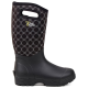 Schwarzer wasserdichter Stiefel mit einem gemusterten Obermaterial, mit einem Logo, das "Two Tracks" liest, und einer strukturierten Sohle für Traktion.