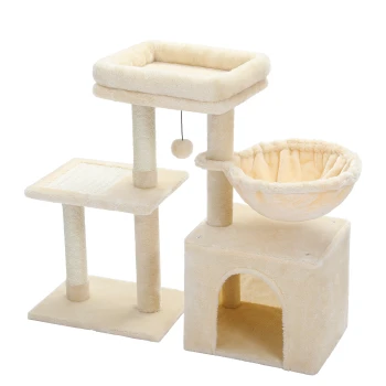 Cremefarbener Katzenbaum mit zwei Plattformen, einer gemütlichen Hängematte, einem Kratzbaum und einem baumelnden Ballspielzeug.