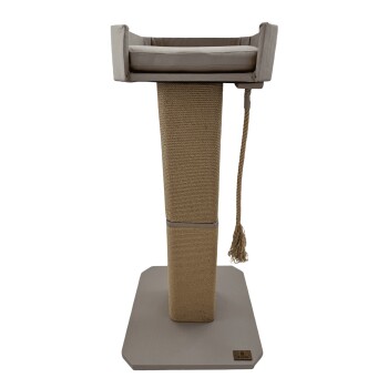 Kratzbaum mit einem plüschigen grauen Bett oben, einem mit Sisal umwickelten Kratzpfosten und einem baumelnden Seilspielzeug, auf einer stabilen Basis.