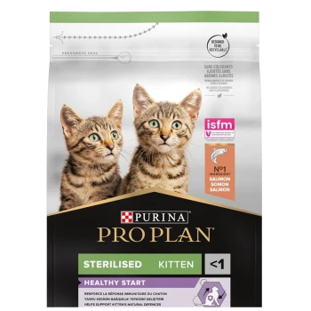 Sac de nourriture pour chat Purina Pro Plan Sterilised Kitten avec deux chatons tigrés curieux sur le devant, mettant en avant le saumon comme ingrédient principal.