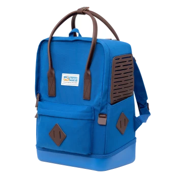 Blauer Haustierträger-Rucksack mit braunen Akzenten, mit einem Kurgo-Logo und Belüftungslöchern an der Seite.