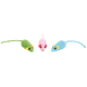 Drei bunte gewebte Katzenspielzeuge in Mäuseform in Grün, Pink und Blau mit gelben Ohren und schwarzen Augen.