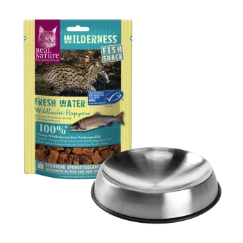 Real Nature Wilderness Fischsnack für Katzen, mit einem Bild von einer Wildkatze und Lachs, mit dem Text "100% Alaska Wildlachs" und einer Edelstahlschüssel.