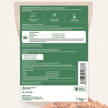 1 kg Packung getrockneter Karottenflocken für Hunde, reich an Vitaminen A, B, C, Calcium und Magnesium mit Fütterungshinweisen.