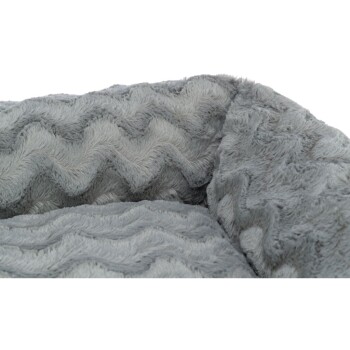 Weiches graues Haustierbett mit einem Zickzackmuster, das aus plüschigem, flauschigem Stoff für Komfort besteht.