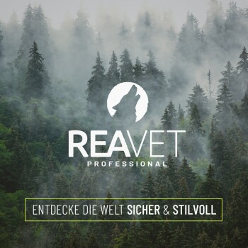 Nebliger Nadelwald mit REAVET Professional-Logo (heulender Wolf im Kreis) und Text: 'ENTDECKE DIE WELT SICHER & STILVOLL'