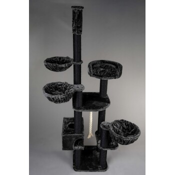 Katzenbaum in Schwarz mit mehreren plüschigen hängenden Körben, einem Kratzbaum und einem hängenden Seilspielzeug.