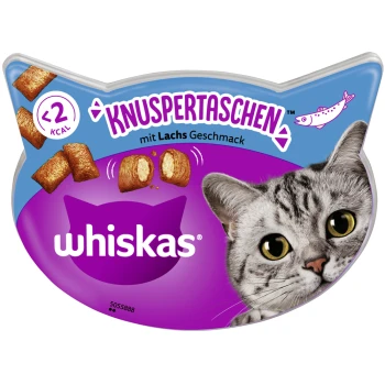 Verpackung von Whiskas-Katzenleckerlis mit einer Nahaufnahme des Gesichts einer grauen Katze, mit dem Text "Knuspertaschen mit Lachs Geschmack" und "<2 KCAL."
