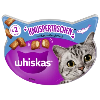 Verpackung von Whiskas-Katzenleckerlis mit einer Nahaufnahme des Gesichts einer grauen Katze, mit dem Text "Knuspertaschen mit Lachs Geschmack" und "<2 KCAL."