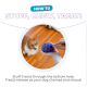 Eine Person hält ein lila Hundespielzeug mit einem grünen Boden und demonstriert, wie man Leckerlis hineinsteckt, während ein Corgi im Hintergrund zuschaut.
