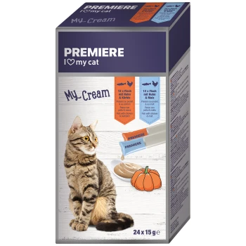 Eine getigerte Katze sitzt neben einer Schüssel mit cremigem Katzenleckerli, das als "PREMIERE I love my cat My Cream" mit Fisch-, Huhn- und Kürbisgeschmack gekennzeichnet ist.