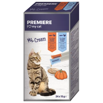 Eine getigerte Katze sitzt neben einer Schüssel mit cremigem Katzenleckerli, das als "PREMIERE I love my cat My Cream" mit Fisch-, Huhn- und Kürbisgeschmack gekennzeichnet ist.