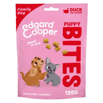 Verpackung von Pink Edgard Cooper Puppy Bites mit einem verspielten Hund und einer Katze, mit "Ente und Huhn" und "Wenig Kalorien, ja wirklich."