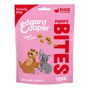 Emballage de bouchées pour chiots Edgard Cooper rose avec un chien et un chat joueurs, mettant en avant "Canard et Poulet" et "Faible en calories, oui vraiment."