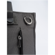 Nahaufnahme einer grauen Haustiertragetasche mit einem Reißverschluss, einem Metall-D-Ring und einem stabilen Plastikclip für eine sichere Befestigung.