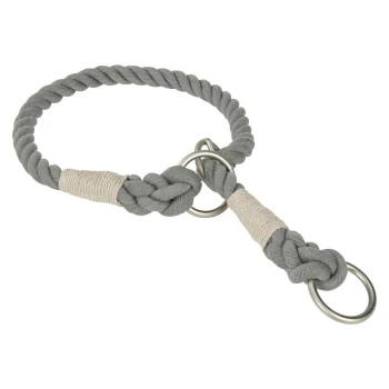 Laisse en corde tressée grise pour chien avec des anneaux en métal et des accents beiges.