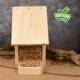 Holz-Vogelfutterspender gefüllt mit Samen, mit einem schrägen Dach und einem Lyra Nature Power-Logo in der Ecke.