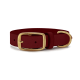 Ein burgunderfarbener Haustierhalsband mit einer goldenen Schnalle und D-Ring, auf einem weißen Hintergrund präsentiert.
