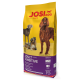 Eine gelbe Tüte Josi Hundefutter mit der Aufschrift "ADULT SENSITIVE" und einem lila Abschnitt, mit Bildern von drei Hunden und Text über die Verdaulichkeit.