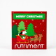 Eine festliche Karte mit einem verspielten Hund in einem grünen Hut und einem roten Schal, mit dem Text "FROHE WEIHNACHTEN" auf einem roten Hintergrund mit Weihnachtsdekoration.
