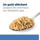 Une cuillère de nourriture pour animaux de compagnie avec une texture friable, accompagnée du texte "Un goût alléchant auquel les animaux ne résistent pas."