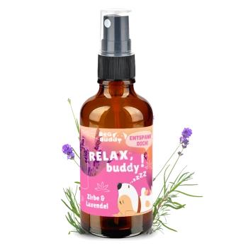 Eine braune Sprühflasche mit der Aufschrift 'RELAX, buddy!' und Illustrationen eines Hundes und Lavendelblüten, die Entspannung für Haustiere fördern.