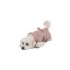 Ein weißer Hund trägt einen weichen, rosa, flauschigen Mantel mit einer Schleife und liegt auf einem weißen Hintergrund.