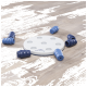 Ein kreisförmiges Hundepuzzle-Spielzeug mit sechs Löchern, umgeben von blauen Gummikegeln, beschriftet mit "DOG Activity" auf einem Holzboden.