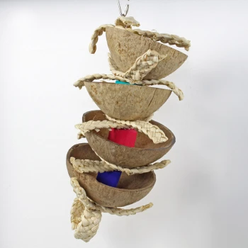Ein hängendes Vogelspeilzeug mit vier natürlichen Kokosnussschalen, verflochten mit geflochtenem Sisal-Seil und bunten Holzblöcken.