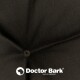 Ein dunkelbraunes "Doctor Bark" Hundebett, waschbar bis 95°C und trocknergeeignet, mit Maschinenwaschanweisungen.