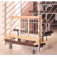 Holzhaustiergitter mit Metallstäben, positioniert am Fuß einer modernen Treppe, bietet Sicherheit für Haustiere.