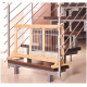 Barrière pour animaux de compagnie en bois avec des barres métalliques, positionnée à la base d'un escalier moderne, offrant sécurité pour les animaux de compagnie.